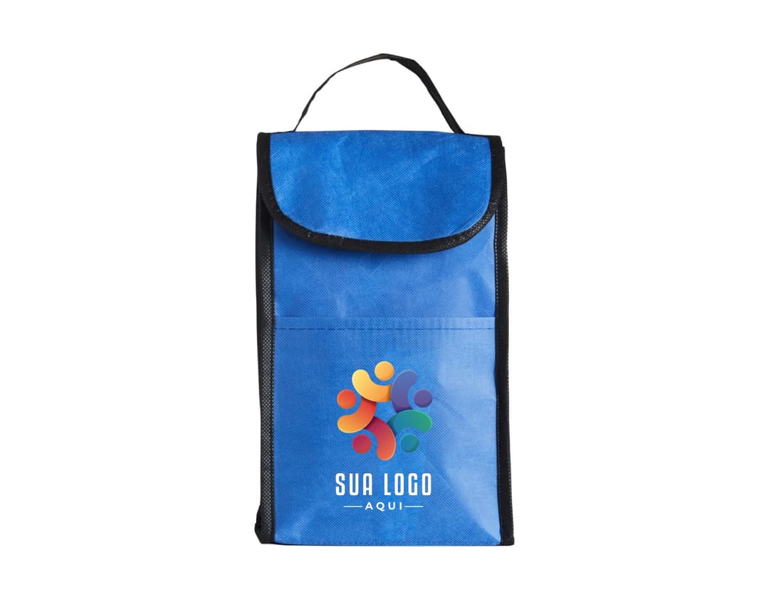 : "Bolsa térmica rPET 4L c/ bolso frontal em metal prateado e amarelo, com design eletrônico e um único botão amarelo, feito de plástico reciclado (rPET) e com um recipiente interno. Perfeito para compras, transporte de alimentos, ou como presente. Ideal para manter alimentos frescos ou quentes por várias horas."