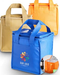 Bolsa térmica 5 litros para brindes e presentes especiais. Ideal para manter alimentos frescos em viagens e passeios, garantindo praticidade e elegância. Aproveite nossas promoções e surpreenda quem você ama com essa bolsa térmica de alta qualidade. Faça já sua compra e celebre momentos inesquecíveis!