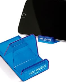 Suporte acrílico para celular em um escritório com computador, notebook, lápis, tela digital e outros equipamentos de escritório.