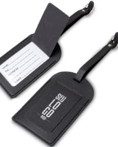 Tag identificado em couro sintético, preto e vazada para comunicação, conectada a um adaptador de radio em um sistema de comunicação. Aparelho eletrônico moderno, com cabo de metal, conectado a um computador via plug. Integrado a um microfone e com conexão de rede. Ideal para uso em escritório ou em casa, podendo ser utilizada como utensílio de trabalho.