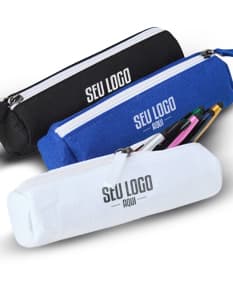 Estojo escolar de feltro preto com design moderno e elegante, perfeito para organizar materiais escolares e manter tudo em ordem.