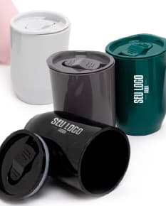 Copo Plástico 350ml transparente, ideal para bebidas quentes ou frias. Feito em plástico descartável, com capacidade para armazenar líquidos como café, chá, leite e água. Com design simples e prático, é uma opção versátil para o dia a dia.