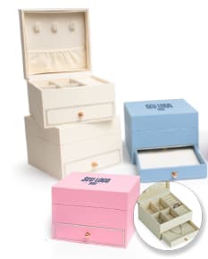 Porta joias com design sofisticado em formato de disquete, com espaço para armazenamento de memórias, notas e documentos. Em tons de marrom e amarelo, com elementos de papel e adesivos para organização. Perfeito para uso em escritórios e em casa.