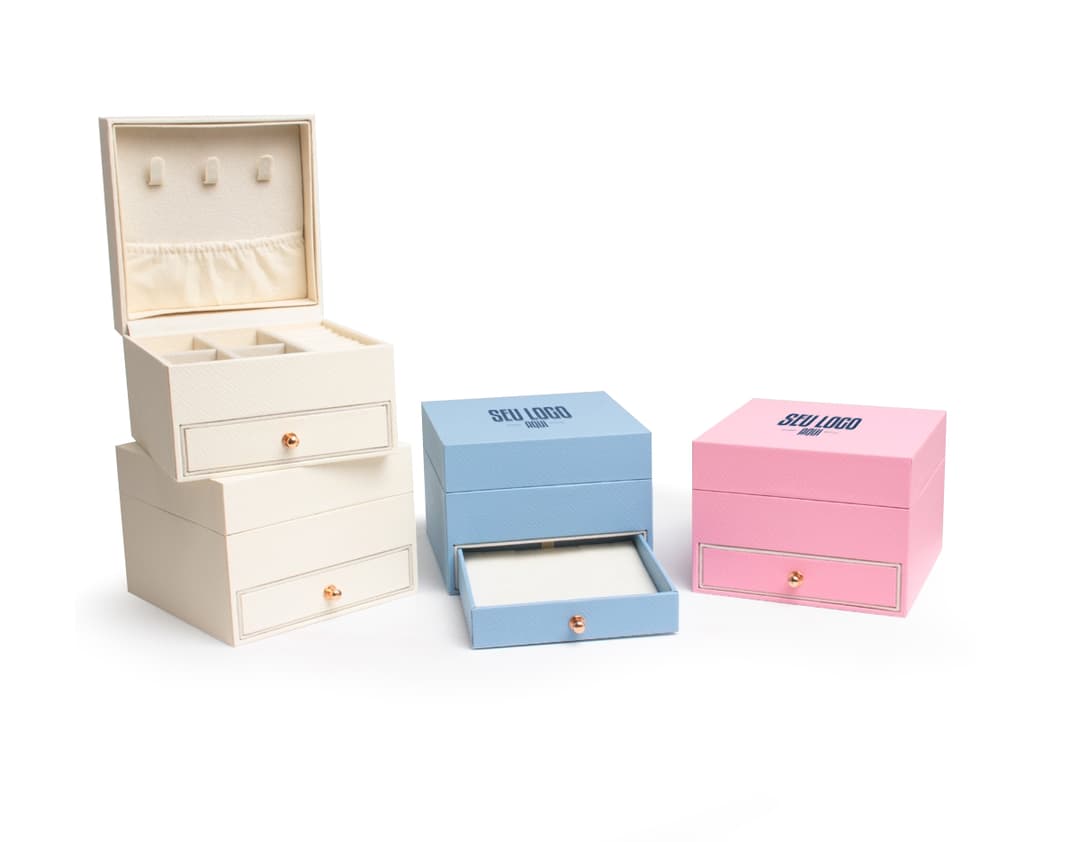 Porta joias com design sofisticado em formato de disquete, com espaço para armazenamento de memórias, notas e documentos. Em tons de marrom e amarelo, com elementos de papel e adesivos para organização. Perfeito para uso em escritórios e em casa.