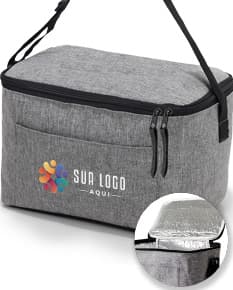Bolsa térmica de 9L em couro marrom com detalhes em metal, fecho de zíper, alça e bolso externo. Textura elegante e moderna, ideal para manter alimentos frescos e protegidos.