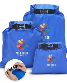Kit Saco Impermeável - O acessório ideal para famílias ativas! Este saco é perfeito para transportar todos os itens da sua família, seja em um dia de compras ou em um passeio casual. Feito de plástico resistente e com alças confortáveis, este saco é prático e funcional. Nunca mais se preocupe com os seus pertences ficarem molhados, este kit saco impermeável é a solução ideal para manter tudo protegido e organizado. Garanta já o seu e esteja sempre preparado para qualquer situação!