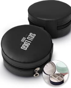 Um porta jóia de metal prateado, com tampa de vidro circular e lente de aumento embutida. O objeto possui um design tecnológico e futurista, com acabamento brilhante e textura de alumínio.É um recipiente de armazenamento para jóias e acessórios, ideal para manter suas peças protegidas e organizadas.