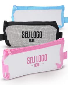 Estojo de Nylon em amarelo, moderno e colorido, com etiqueta e bandeira nacional. O design é artístico e criativo, com elementos gráficos e ícones plásticos. Perfeito para armazenar materiais de escritório ou acessórios de moda.