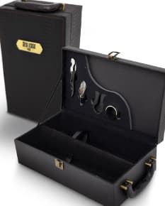 Kit Vinho 4 Peças - Conjunto elegante e moderno para os apreciadores de vinho. Composto por caixa de couro, saca-rolhas, tampa de garrafa e cortador de selo. Ideal para presentear ou usar em eventos. Aproveite!