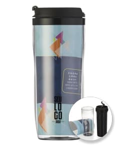 Container de plástico preto com tampa de metal brilhante, vazio e limpo, utilizado para armazenar líquidos.