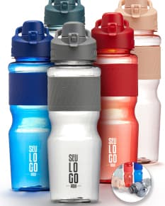 Squeeze Plástico 730ml - Garrafa reutilizável feita de plástico resistente, ideal para transportar sua bebida favorita. Prática, fácil de limpar e ecologicamente correta. Leve sempre com você e evite o desperdício de garrafas descartáveis. Adquira já o seu! #SqueezePlástico #GarrafaReutilizável #BebidaSaudável