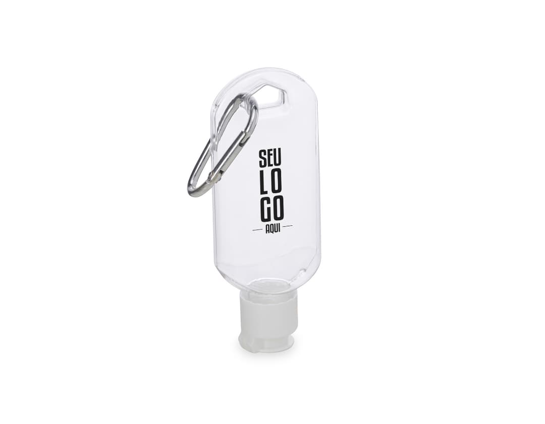 Frasco plástico 55ml com mosquetão sendo segurado por uma mão masculina, em um ambiente de escritório. A imagem mostra detalhes do frasco, como sua tampa e seu tamanho compacto, ideal para transporte.