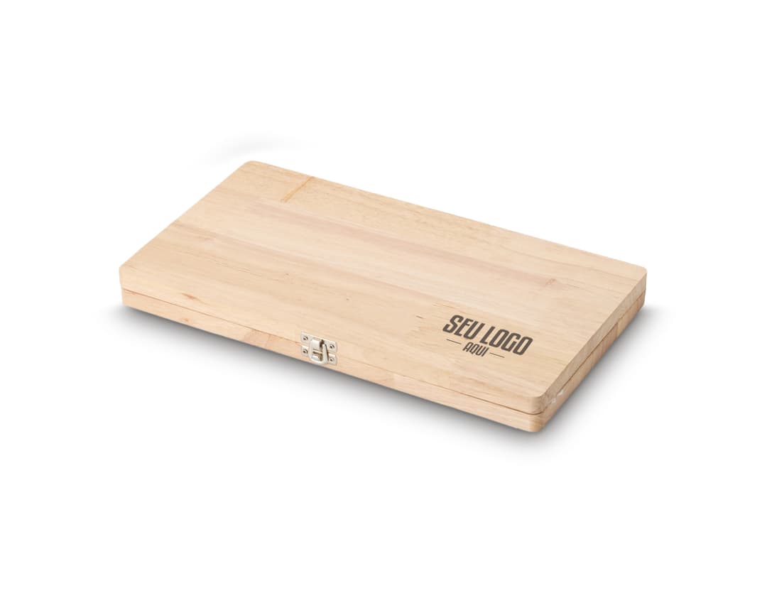 Kit churrasco inox com estojo de madeira, contendo faca, garfo, espátula e tesoura de churrasco. Ideais para preparar refeições ao ar livre. Aço inoxidável de alta qualidade, durável e resistente. Utensílios práticos e elegantes para uso doméstico ou em restaurantes.