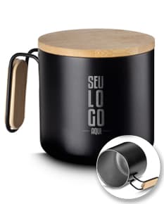 Caneca térmica de 380ml preta, feita de cerâmica, ideal para café, chá ou expresso. Perfeita para bebidas quentes, possui tampa e colher, proporcionando praticidade no uso. Ideal para relaxar e curtir uma bebida quente pela manhã ou durante o dia.