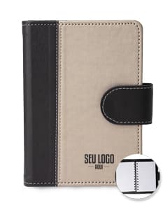 Caderneta em couro sintético para anotações elegantes e sofisticadas. Ideal para uso no dia a dia, seja no trabalho ou em momentos de lazer. Com design moderno, é o acessório perfeito para organizar suas ideias com estilo. Adquira já a sua!