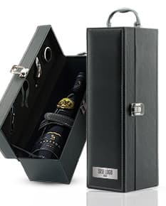 Kit Vinho 4 Peças: o brinde perfeito para os amantes de vinho! Este conjunto inclui os acessórios necessários para desfrutar de uma boa taça de vinho, como abridor, cortador de cápsulas, tampa para garrafa e salva-gotas. Surpreenda seus clientes e colaboradores com esse elegante presente. Aproveite!