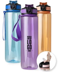 squeeze plástico de 1 litro contendo líquido transparente. O recipiente é de plástico colorido em amarelo e contém um objeto para abrir a tampa. A embalagem está limpa e é perfeita para armazenar bebidas saudáveis e frescas.