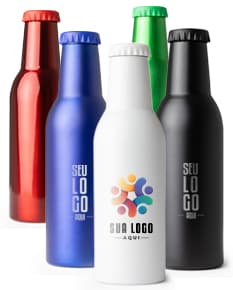 Garrafa de inox de 350ml, com rótulo, completamente cheia de líquido transparente. A garrafa está sobre uma mesa com outras garrafas e copos de bebida ao redor. O ambiente parece ser um bar ou restaurante. A garrafa tem um design elegante e clean, com tampa de rolha.