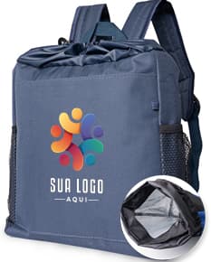 Mochila saco térmico de 14 litros, em couro marrom, com alças e zíperes metálicos. Ideal para viagens e negócios, possui design moderno e elegante, oferecendo segurança e praticidade no transporte de objetos e alimentos.
