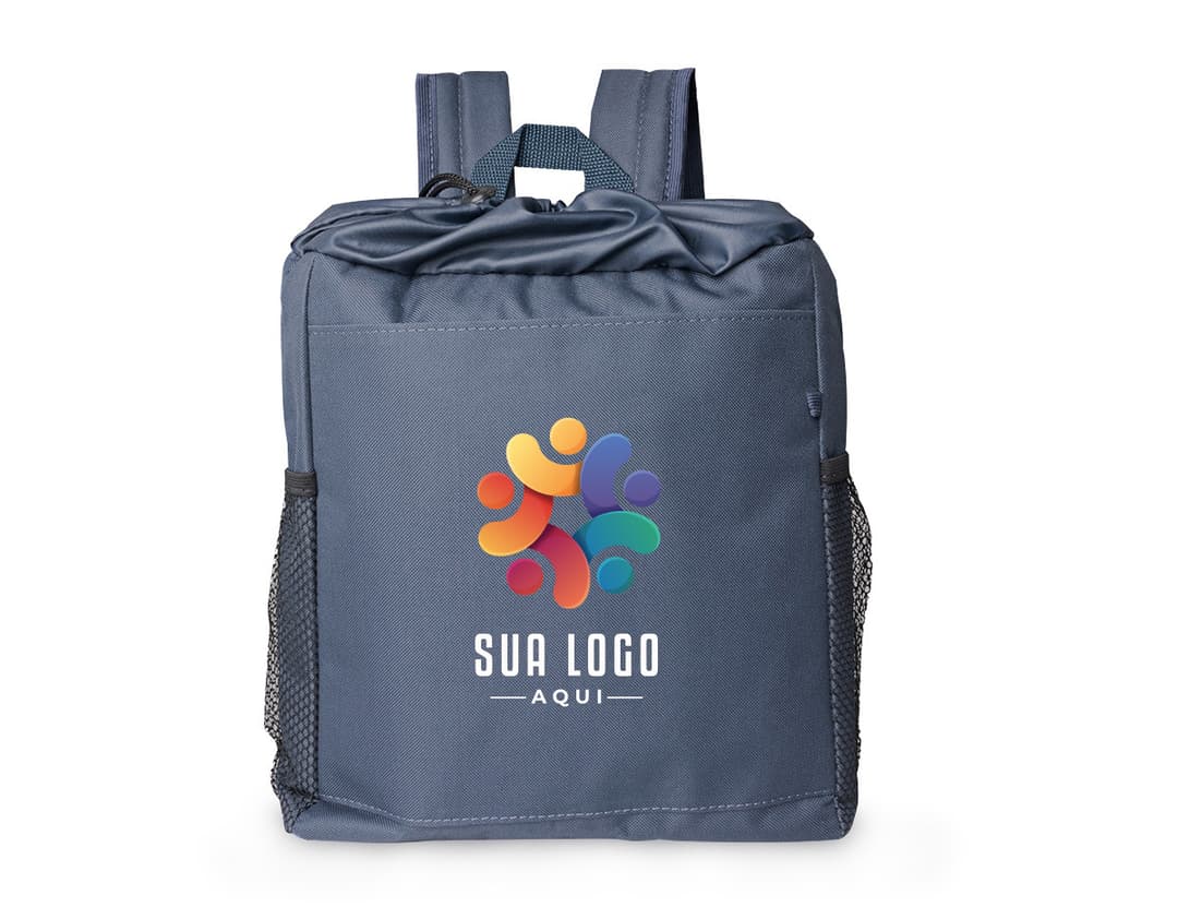 Mochila saco térmico de 14 litros, em couro marrom, com alças e zíperes metálicos. Ideal para viagens e negócios, possui design moderno e elegante, oferecendo segurança e praticidade no transporte de objetos e alimentos.