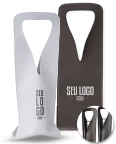 Dispositivo 3D de couro sintético contendo shoehorn, frasco, design de vase, metal, vidro, sinal de apoio, abridor de lata, limpo e vazio, em suporte de forma curva de aço. Representação gráfica de um conjunto de ferramentas domésticas de higiene e moda elegante em preto e prata.