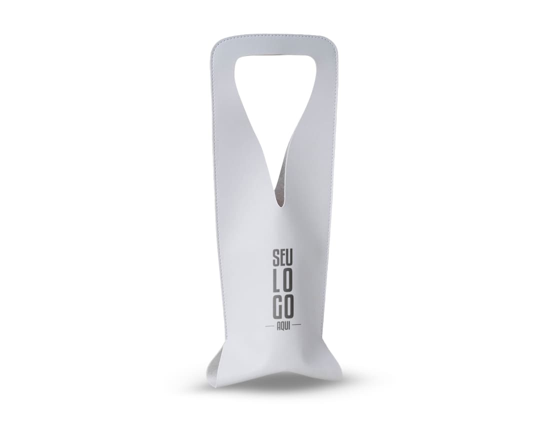 Dispositivo 3D de couro sintético contendo shoehorn, frasco, design de vase, metal, vidro, sinal de apoio, abridor de lata, limpo e vazio, em suporte de forma curva de aço. Representação gráfica de um conjunto de ferramentas domésticas de higiene e moda elegante em preto e prata.
