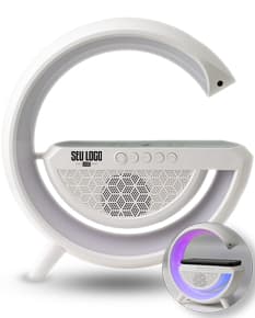 Caixa de som com carregador por indução é um aparelho metálico de alta tecnologia que conta com um design moderno e futurista. Possui acabamento em aço inoxidável, ícones de segurança como algemas e cadeado, além de elementos de justiça como balança e martelo. O dispositivo possui detalhes em ouro e prata, refletindo a ideia de riqueza e negócios. Inclui também uma combinação de letras e símbolos tipográficos, indicando um aspecto de digital e financeiro. O objeto é ideal para quem busca uma experiência de áudio premium, unindo tecnologia e elegância em um único produto.