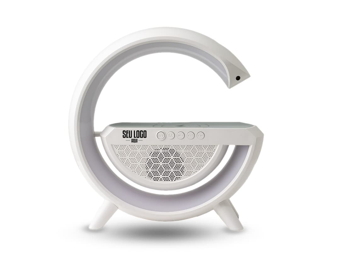 Caixa de som com carregador por indução é um aparelho metálico de alta tecnologia que conta com um design moderno e futurista. Possui acabamento em aço inoxidável, ícones de segurança como algemas e cadeado, além de elementos de justiça como balança e martelo. O dispositivo possui detalhes em ouro e prata, refletindo a ideia de riqueza e negócios. Inclui também uma combinação de letras e símbolos tipográficos, indicando um aspecto de digital e financeiro. O objeto é ideal para quem busca uma experiência de áudio premium, unindo tecnologia e elegância em um único produto.