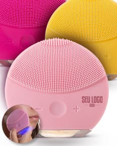Massageador e Limpador Facial Elétrico em fundo preto, equipamento de tecnologia moderna com design eletrônico. O aparelho contém botões de controle, conexões para carregamento, e é um acessório profissional para cuidados com a pele.