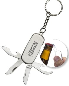 Chaveiro de metal com design elegante e funcional, contendo um canivete com 4 funções. Com detalhes em prata e ouro, ele serve como um acessório de luxo e estilo. Ideal para presentear em ocasiões especiais, como o Dia dos Namorados. Seu formato de coração e pedras preciosas o tornam um adorno romântico e sofisticado.