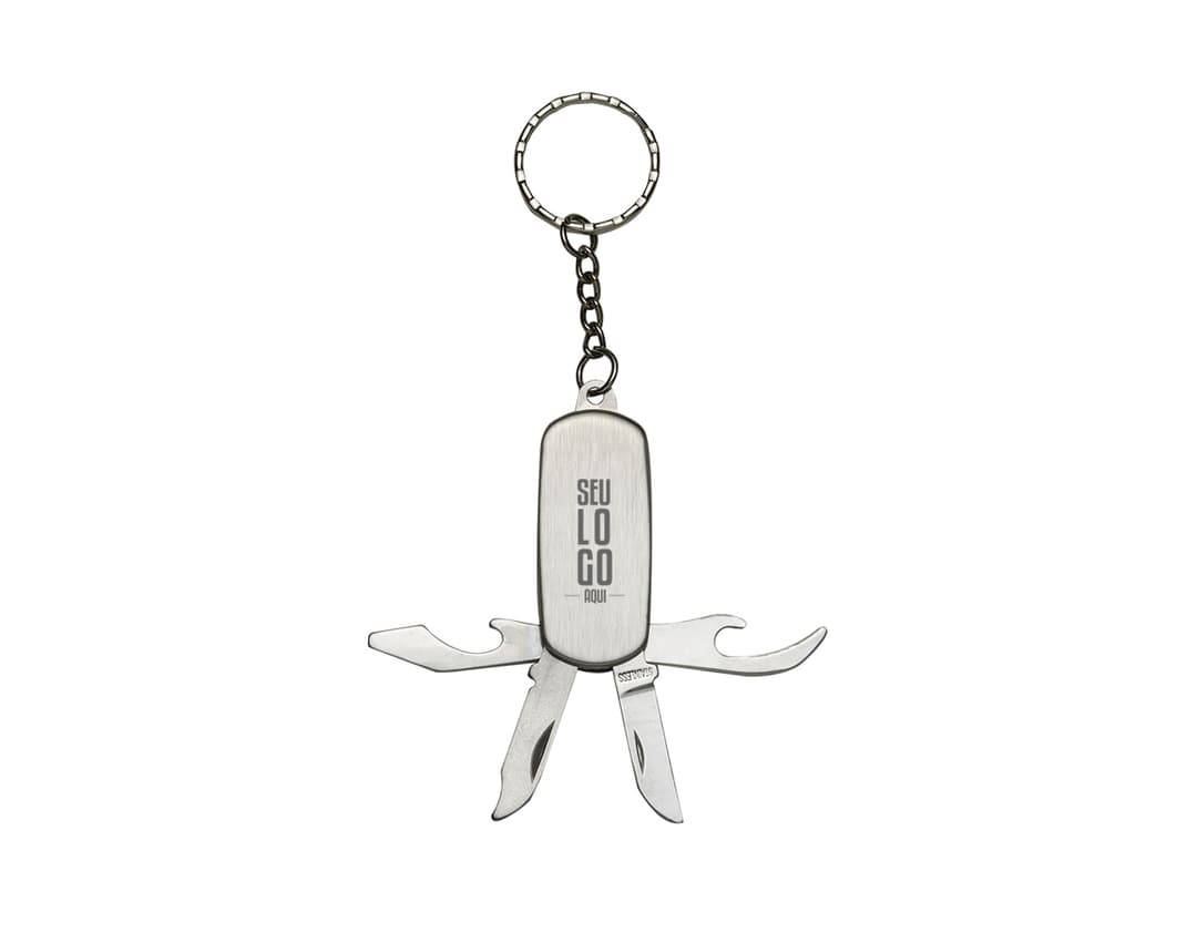Chaveiro de metal com design elegante e funcional, contendo um canivete com 4 funções. Com detalhes em prata e ouro, ele serve como um acessório de luxo e estilo. Ideal para presentear em ocasiões especiais, como o Dia dos Namorados. Seu formato de coração e pedras preciosas o tornam um adorno romântico e sofisticado.
