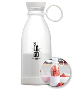 Garrafa com misturador 380ml - Ideal para preparar suas bebidas favoritas com praticidade e estilo. Feita em plástico transparente, mantém seu líquido fresco e saudável. Perfeita para levar para a academia, trabalho ou passeios ao ar livre. Adquira já a sua e garanta mais saúde e hidratação no seu dia a dia! #GarrafaMix #HidrateSeuCorpo #BrindesPersonalizados