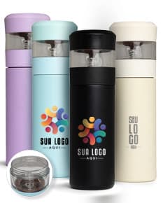 garrafa térmica 350ml em alumínio prateado, vazia, com tampa de plástico preto. Objeto metálico brilhante, com design cilíndrico e compacto. A imagem destaca a praticidade e eficiência do produto para armazenar líquidos quentes ou frios por longos períodos.