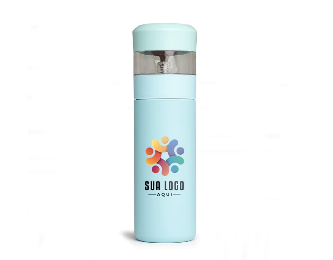 garrafa térmica 350ml em alumínio prateado, vazia, com tampa de plástico preto. Objeto metálico brilhante, com design cilíndrico e compacto. A imagem destaca a praticidade e eficiência do produto para armazenar líquidos quentes ou frios por longos períodos.