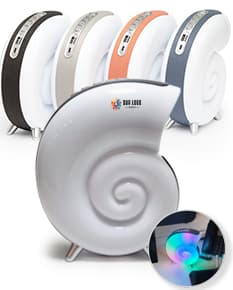 Bola de futebol com sistema de segurança e equipamento de ressonância magnética computadorizada, representando o esporte e a competição.