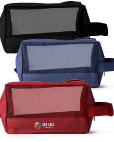 Homem de negócios sorrindo e segurando uma nécessaire de nylon preta com visor telado e zíper, em um escritório moderno e elegante.