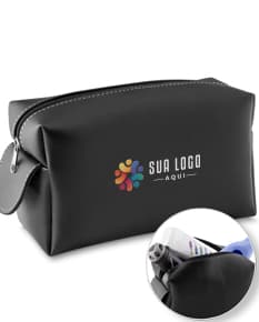 Nécessaire de couro sintético preto elegante para quem busca sofisticação e praticidade. Perfeito para organizar seus acessórios com estilo e elegância. Ideal para uso pessoal ou profissional. Garanta já o seu!