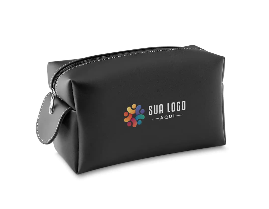 Nécessaire de couro sintético preto elegante para quem busca sofisticação e praticidade. Perfeito para organizar seus acessórios com estilo e elegância. Ideal para uso pessoal ou profissional. Garanta já o seu!
