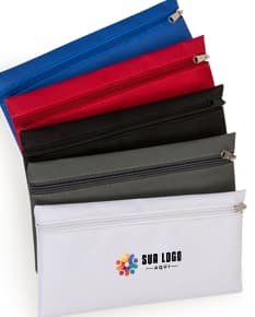 Nécessaire em nylon 600 com zíper resistente em diversas cores, ideal para guardar documentos, livros, material escolar e objetos de escritório. Te ajuda a manter tudo organizado e em um só lugar.
