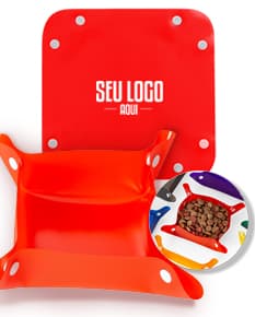 Tigela Plástica amarela para Pets em forma de cubo, com design 3D e símbolo de investimento em ouro. A imagem mostra um objeto colorido, vazio e de plástico, com reflexos brilhantes e sombra.