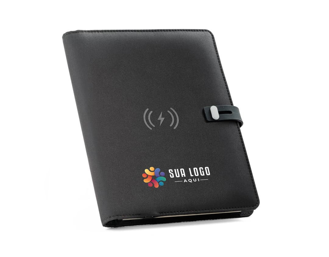 Pasta A5 em poliéster reciclado preta, ideal para armazenar dinheiro, documentos, objetos pessoais e tecnológicos. Possui compartimentos para guardar cartões, nota fiscal, crachá e outros pertences. Design moderno e resistente, perfeito para uso no escritório, reuniões de negócios ou no dia a dia.