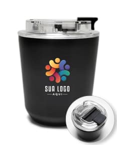Copo térmico de 280ml em cerâmica preta e metal de cor prateada, com alça e tampa. O copo está vazio e posicionado sobre uma mesa de cozinha, ao lado de uma colher, uma jarra de café e alguns utensílios.