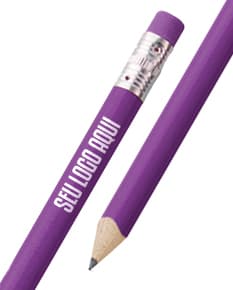 Lápis dureza HB c/ certificação Inmetro em uma variedade de cores vibrantes e brilhantes, incluindo amarelo, laranja, rosa, roxo e preto, em um fundo de papel branco. Estão alinhados em várias fileiras, prontos para uso em trabalhos artísticos, educacionais ou de escritório.