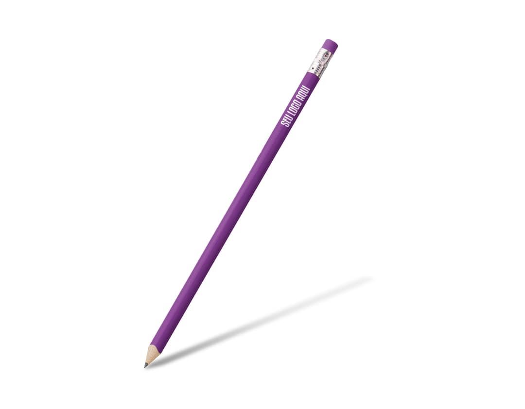 Lápis dureza HB c/ certificação Inmetro em uma variedade de cores vibrantes e brilhantes, incluindo amarelo, laranja, rosa, roxo e preto, em um fundo de papel branco. Estão alinhados em várias fileiras, prontos para uso em trabalhos artísticos, educacionais ou de escritório.