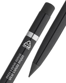 Caneta sem tinta em alumínio sobre papel branco, utilizada como ponteiro e indicador em ambientes de negócios e escritórios. A imagem mostra o equipamento de escrita em close-up, com detalhes em metal prateado e design elegante. Perfeito para escrever, assinar documentos e fazer planos financeiros.