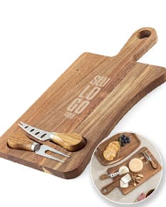 Tábua de queijos em madeira de acácia com faca e garfo de aço. Produto antigo, com detalhes em metal, incluindo uma trava e uma chave para segurança. Ideal para uso em casa ou no trabalho, possui um design vintage e um acabamento em madeira marrom.