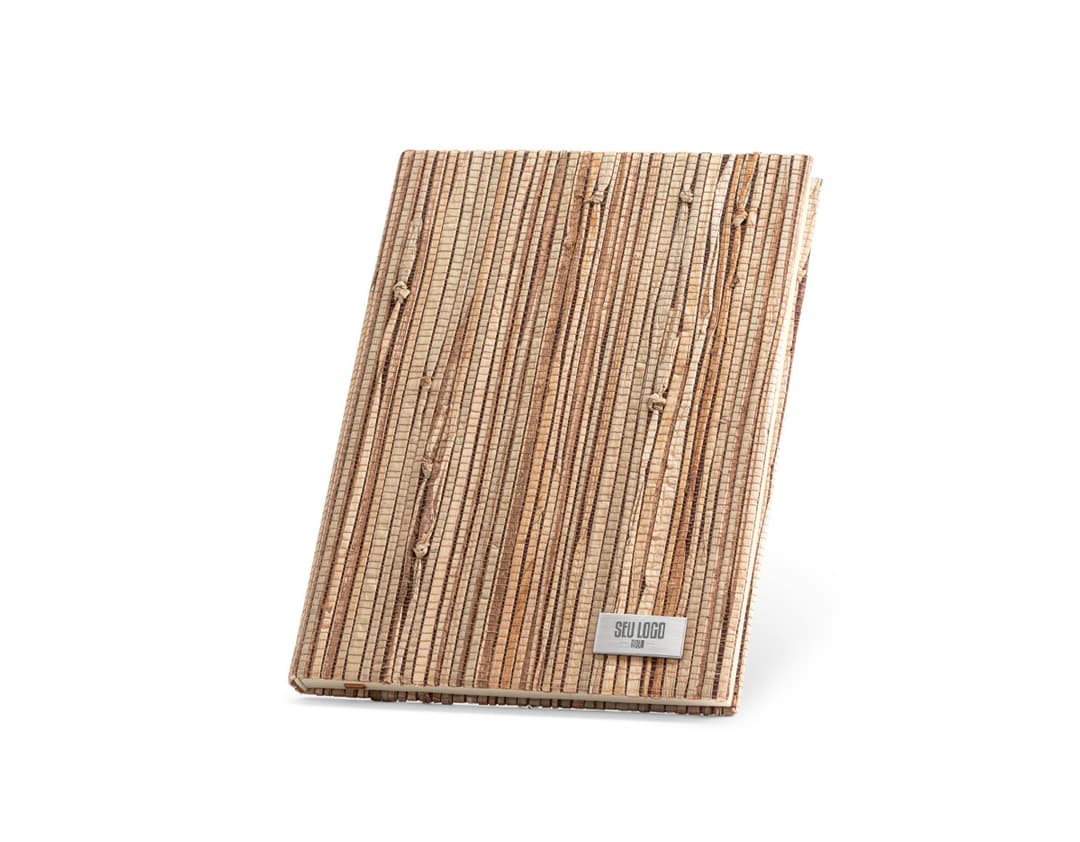 Caderno A5 em palha natural: o charme vintage e a praticidade em um único produto. Perfeito para anotações, desenhos e organização do seu dia a dia. Adquira já o seu!