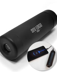 Power Bank 4.000mAh com Lanterna preto, moderno, sistema de áudio, dispositivo eletrônico, equipamento de tecnologia, objeto em metal, 3D, brilhante, compacto e potente para carregar seu aparelho enquanto ouve música.