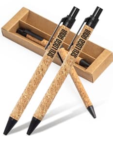 Kit ecológico com caneta e lapiseira feitos de materiais sustentáveis para escola, escritório ou desenho. Ideal para incentivar a criatividade e o trabalho artístico. Escolha uma opção eco-friendly e colorida!