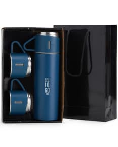 Kit garrafa térmica 450ml c/ sacola em formato 3D, moderno e prático. Garrafa térmica em metal prateado com design elegante, acompanhada de uma sacola preta para transporte. Ideal para manter a temperatura de bebidas por mais tempo, seja no escritório, em viagens ou no dia a dia.